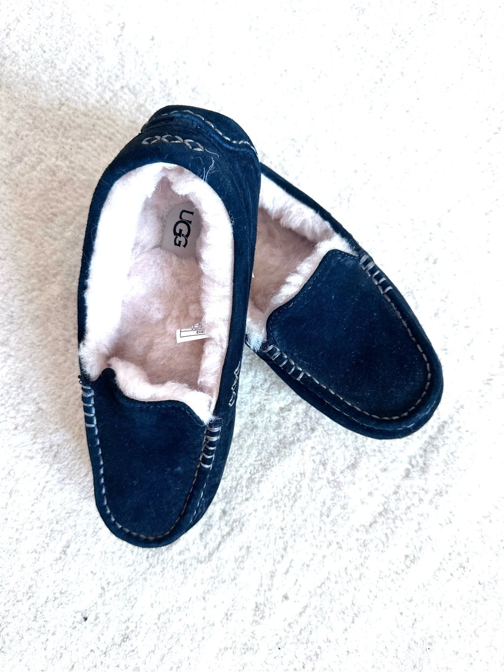 UGG Women's Ansley Moccasin Slippers in black suede with a plush wool lining NWT - Picture 6 of 11